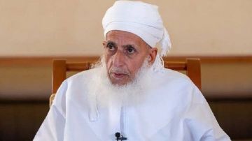 مفتي عمان يعزي الشعب الإيراني ويدعو إلى تسديد الضربات الإيرانية في عمق الكيان المحتل مفتي عمان يعزي الشعب الإيراني ويدعو إلى تسديد الضربات الإيرانية في عمق الكيان المحتل