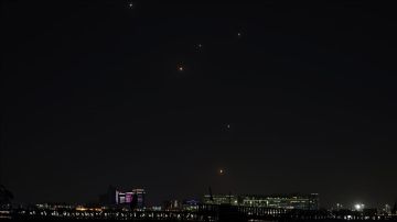 اعتراضات صاروخية فوق الإمارات وقطر وصفارات الإنذار تدوي بالكويت