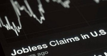 طلبات إعانة البطالة الأمريكية تنخفض عكس توقعات المحللين