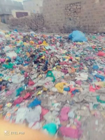  أجواء العيد تتبدد وسط روائح العفن: أهالي التربة بتعز يضجون بالشكوى من تراكم القمامة وتحول الأحياء السكنية إلى مكبات نفايات 