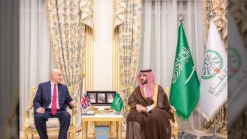 الأمير خالد بن سلمان يدين الاعتداءات الإيرانية ويبحث شراكة دفاعية مع بريطانيا
