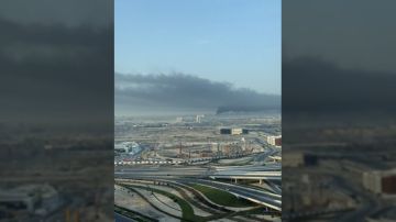 بالفيديو.. حريق في ميناء جبل علي بدبي جراء سقوط حطام صواريخ ومسيرات إيرانية بالفيديو.. حريق في ميناء جبل علي بدبي جراء سقوط حطام صواريخ ومسيرات إيرانية