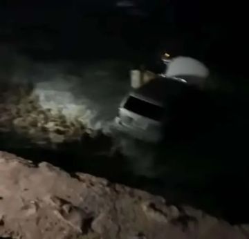 سيارة تطير في البحر بأول أيام العيد بالمكلا.. وهذا ما حدث للسائق! سيارة تطير في البحر بأول أيام العيد بالمكلا.. وهذا ما حدث للسائق!