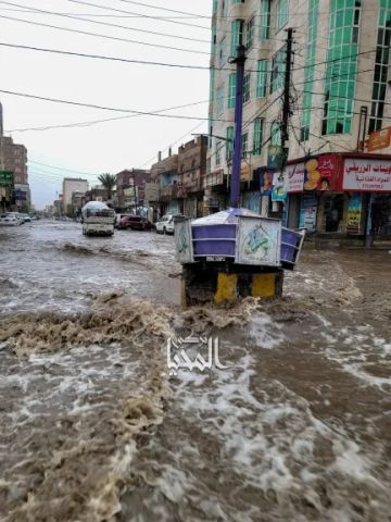 أمطار وسيول جارفة تعم العاصمة صنعاء منذ ساعات الفجر الأولى أمطار وسيول جارفة تعم العاصمة صنعاء منذ ساعات الفجر الأولى