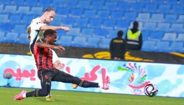 الرياض المتعثر يضرب اتحاد عدن بثلاثية في دوري روشن السعودي