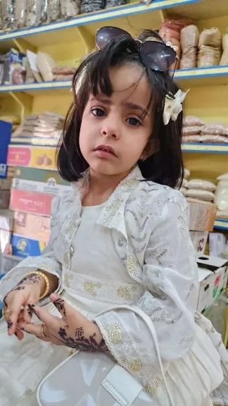 العثور على طفلة ضائعة في شارع الفرزة بتربة تعز