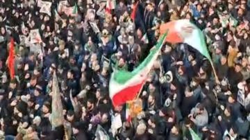 مظاهرات حاشدة في إيران بعد استشهاد قائد الثورة وتأييدا للقوات المسلحة مظاهرات حاشدة في إيران بعد استشهاد قائد الثورة وتأييدا للقوات المسلحة