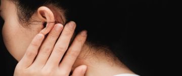 10 أسباب وراء ألم الأذن 10 أسباب وراء ألم الأذن