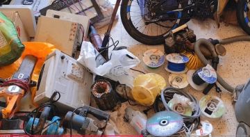 أمن المهرة يفكك خلية إجرامية ويستعيد منهوبات حكومية ومخدرات