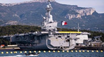 حاملة الطائرات الفرنسية شارل ديغول تصل البحر المتوسط حاملة الطائرات الفرنسية شارل ديغول تصل البحر المتوسط