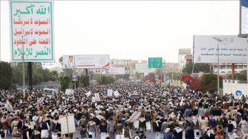 آلاف المتظاهرين بصنعاء ينددون بالهجوم الإسرائيلي الأمريكي على إيران آلاف المتظاهرين بصنعاء ينددون بالهجوم الإسرائيلي الأمريكي على إيران