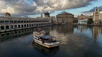 رسو أولى سفن أسطول المساعدات لكوبا في هافانا