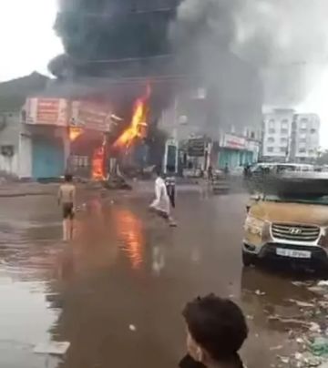 كارثة بخورمكسر! حريق ضخم يلتهم حي جمال بعدن بسبب الأمطار والتماس الكهربائي