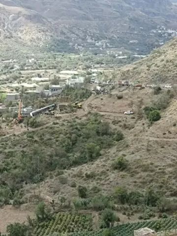 وفاة سائق إثرانقلاب صهريج بترول في منعطف خطير بمديرية السياني في إب