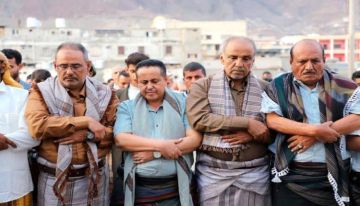 قيادات المجلس الانتقالي الجنوبي يشاركون جموع المواطنين أداء صلاة عيد الفطر في العاصمة عدن