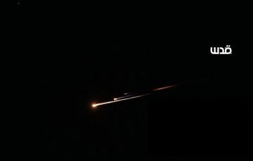 مشاهد لصاروخ إيراني انشطاري وسط فلسطين المحتلة وسط دوي صافرات الإنذار مشاهد لصاروخ إيراني انشطاري وسط فلسطين المحتلة وسط دوي صافرات الإنذار