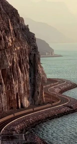 تصعيد أمني في مضيق هرمز.. استهداف ناقلة نفط قبالة سواحل عمان وإصابة 4 من طاقمها