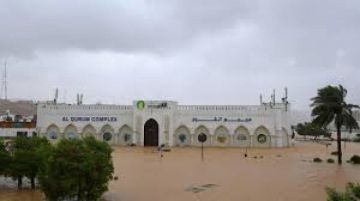 سلطنة عمان: مقتل 5 في انجراف سيارات بسبب السيول