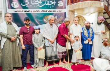 لن تصدق ما فعله مدير مديرية صيرة بحفاظ القرآن.. رد فعل نادر