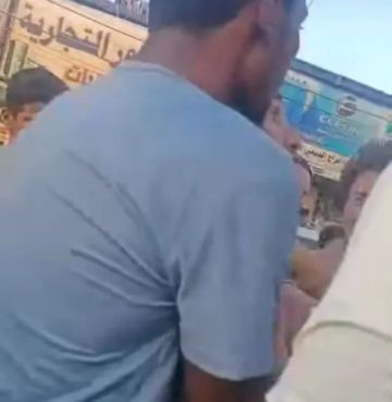 مسلح يثير الرعب والهلع في أحد أسواق عدن عقب تهديد المواطنين بالسلاح