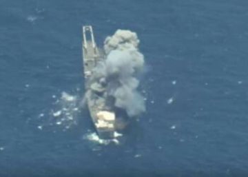 شظايا صاروخ تشعل النيران بسفينة بمدينة سلمان بالبحرين شظايا صاروخ تشعل النيران بسفينة بمدينة سلمان بالبحرين