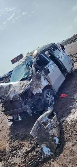 معجزة في عدن: باص ينقلب رأسا على عقب في الجسر والنتيجة صدمت الجميع!