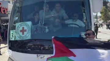 وصول 5 أسرى فلسطينيين محررين إلى مستشفى شهداء الأقصى بغزة وصول 5 أسرى فلسطينيين محررين إلى مستشفى شهداء الأقصى بغزة