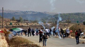 العدو الصهيوني يصيب عدة فلسطينيين بالاختناق في رام الله وينصب حاجزا ببلدة الخضر العدو الصهيوني يصيب عدة فلسطينيين بالاختناق في رام الله وينصب حاجزا ببلدة الخضر