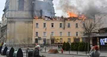 حريق في ميناء أوست-لوجا الروسي بعد هجوم أوكراني بمسيرات حريق في ميناء أوست-لوجا الروسي بعد هجوم أوكراني بمسيرات