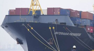 الخزانة الأمريكية تعلن رفع العقوبات عن 3 سفن تحمل العلم الروسي الخزانة الأمريكية تعلن رفع العقوبات عن 3 سفن تحمل العلم الروسي