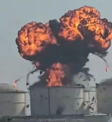 شاهد لحظة سقوط مسيرة في ميناء صلالة بسلطنة عمان وانفجار خزان الوقود شاهد لحظة سقوط مسيرة في ميناء صلالة بسلطنة عمان وانفجار خزان الوقود