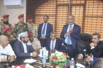 غضب عارم لعضو القيادة الرئاسية من إهانة العلم اليمني داخل المكاتب الحكومية.. تفاصيل مثيرة!