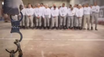 العدو الإسرائيلي يصدر أوامر اعتقال إداري جديدة بحق 52 أسيرا فلسطينيا العدو الإسرائيلي يصدر أوامر اعتقال إداري جديدة بحق 52 أسيرا فلسطينيا