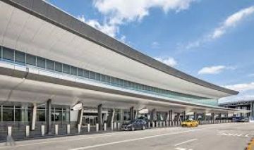 توقف الرحلات في مطار لاغوارديا في نيويورك بسبب حادث بين طائرة ومركبة