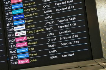 آلاف المسافرين العالقين وخسائر للنقل الجوي جراء تداعيات الهجوم على إيران