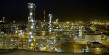 إغلاق مصفاة الرويس في أبوظبي عقب استهدافها بطائرة مسيرة واندلاع حريق