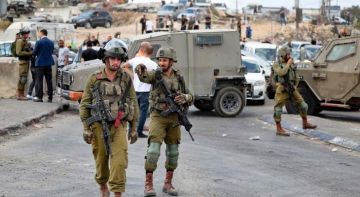 قوات العدو الإسرائيلي تغلق حاجز شعفاط شمال القدس