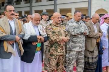 ماذا قال طارق صالح عقب أدائه صلاة العيد في المخا؟