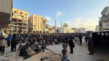 فلسطينيو غزة يؤدون صلاة العيد في الساحات وبين أنقاض المساجد التي دمرها العدو الإسرائيلي
