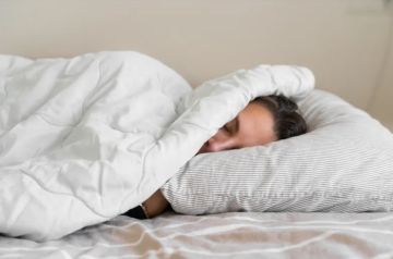 لماذا تحتاج النساء إلى نوم أكثر من الرجال؟ العلم يكشف الأسباب