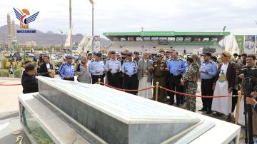 العلامة مفتاح يزور اضرحة الشهداء الصماد والرهوي ورفاقه الوزراء والغماري العلامة مفتاح يزور اضرحة الشهداء الصماد والرهوي ورفاقه الوزراء والغماري