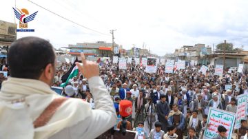 مسيرة حاشدة في مسرح جريمة حافلة طلاب ضحيان بصعدة إحياء ليوم الصمود الوطني مسيرة حاشدة في مسرح جريمة حافلة طلاب ضحيان بصعدة إحياء ليوم الصمود الوطني