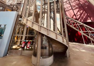 بعد أربعة عقود.. قطعة من سلم برج إيفل تعود للمزاد