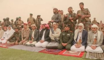 قائد قوات التحالف يؤدي صلاة العيد في مدينة عتق