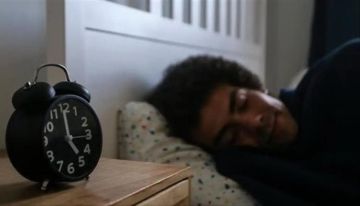 أبرزها شاي البابونج.. أطعمة تحسن جودة النوم