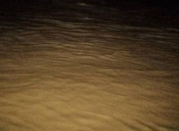 سيول مفاجئة تقطع الطريق الدولي في أحور سيول مفاجئة تقطع الطريق الدولي في أحور