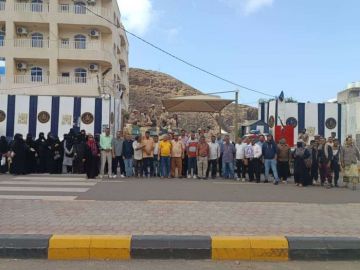 كوادر أمانة الانتقالي تواصل وقفاتها الاحتجاجية أمام مقر المجلس كوادر أمانة الانتقالي تواصل وقفاتها الاحتجاجية أمام مقر المجلس