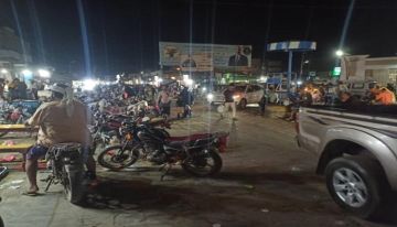 ازدحام كبير للمواطنين خلال اواخر شهر رمضان في الحوطة بلحج ازدحام كبير للمواطنين خلال اواخر شهر رمضان في الحوطة بلحج