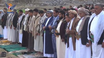 السامعي يؤدي صلاة عيد الفطر مع جموع المصلين من أبناء قرية المساجد في بني مطر بمحافظة صنعاء