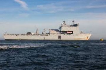 سفينة حربية بريطانية تتوقف في جبل طارق في الطريق إلى شرق المتوسط